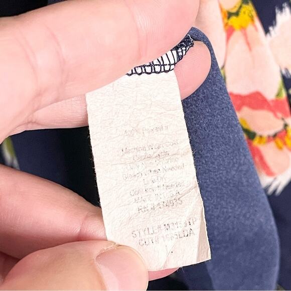 Renee C. Women's Navy Blue Floral V-Neck Sleeveless Pleated Slit Blouse Large - Picture 10 of 10